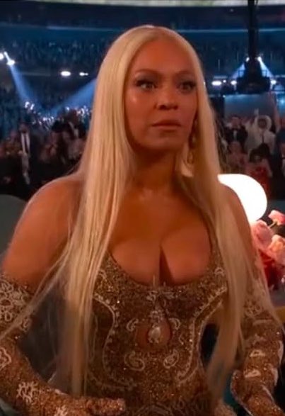 TheeeBabyG's tweet photo. POV: When you are home alone and hear something weird 👀😕 #Grammys2025 #beyoncegrammy #comedy #beyoncememes #memesdaily https://t.co/mwUWYV4IUq