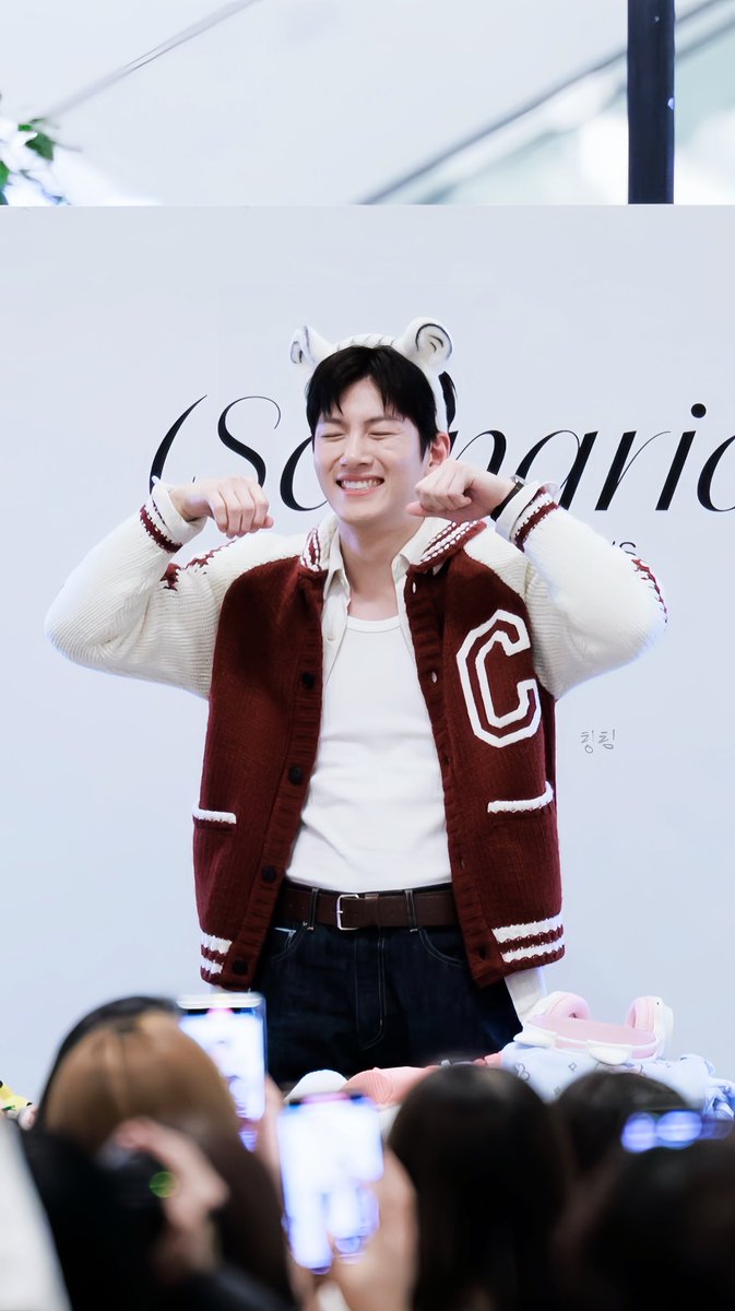 wanting821015's tweet photo. 오빠 웃는 모습 진짜 너무 귀여워요 ㅋㅋㅋㅋ
호랑이 머리띠를 하고 있으니 본인도 웃음이 나왔어요😂

#池昌旭 #지창욱 #jichangwook #チチャンウク https://t.co/O40kOI9EMO
