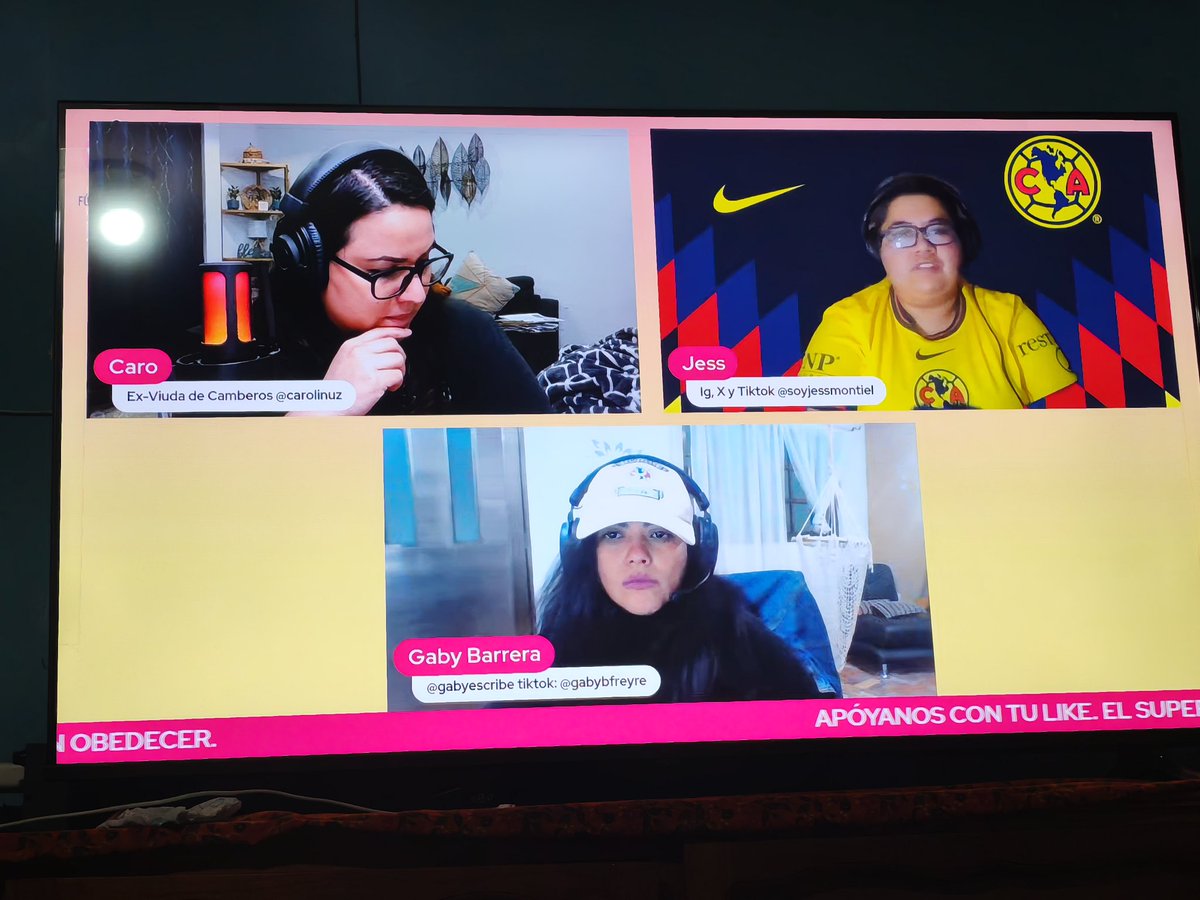 spartako33's tweet photo. Viendo @futenrosa 🤗 saludos desde Veracruz puerto chicas @SoyJessMontiel @carolinuz @gabyescribe 🙌🏼 https://t.co/SOmUzc7NAh