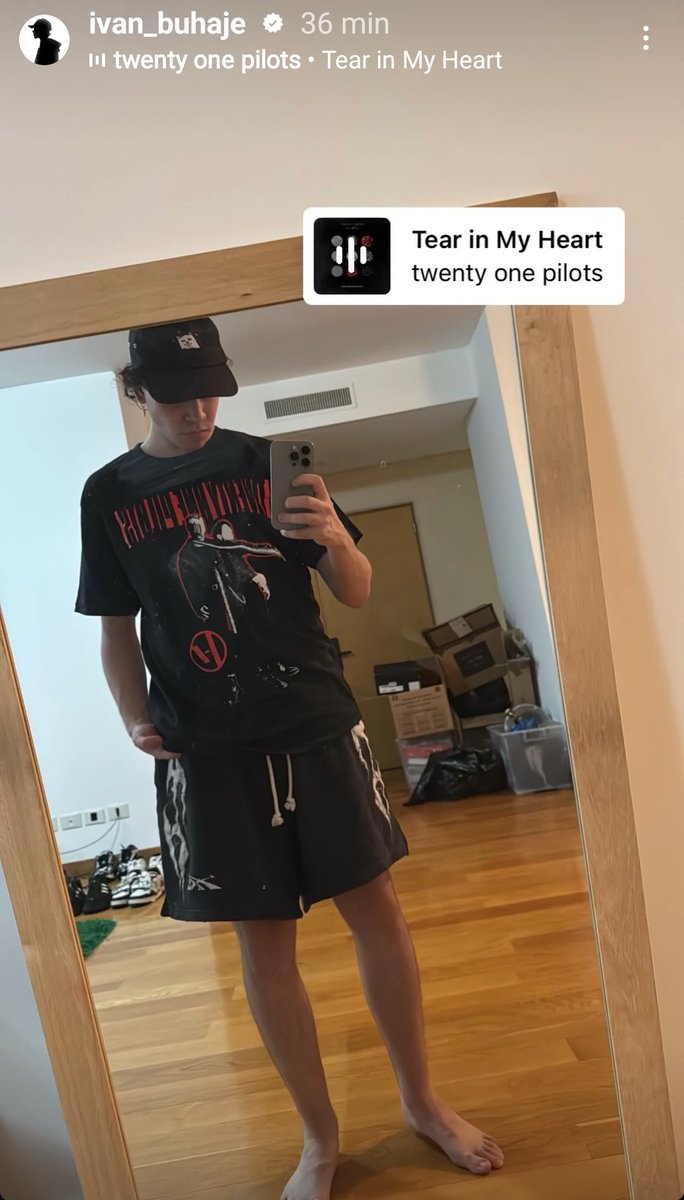 RubiusMoonlight's tweet photo. Los amo twenty one pilots y te amo spreen, se me juntaron los fandoms en el movistar arena 🙏 https://t.co/Pbx0sql4Fm