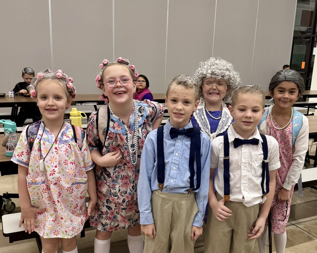 ViolaWilsonElem's tweet photo. Today we celebrated our First 100 days of school! What an incredible journey of learning, growth, and community we have built with our Wolfpack! ! ¡Hoy celebramos los primeros 100 días de escuela! ¡Qué increíble jornada de aprendizaje, crecimiento y comunidad!🐺🧡 https://t.co/VS5YM1c5eR