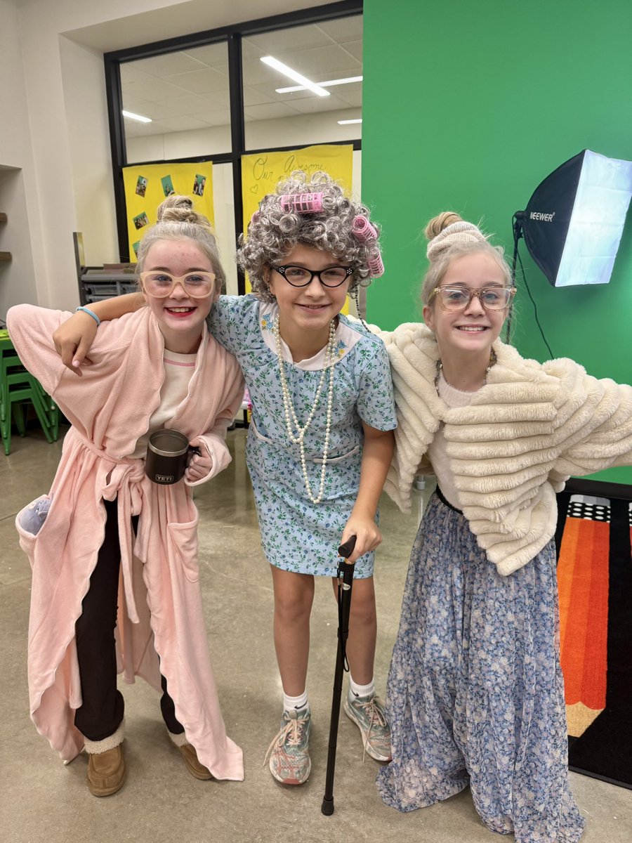 ViolaWilsonElem's tweet photo. Today we celebrated our First 100 days of school! What an incredible journey of learning, growth, and community we have built with our Wolfpack! ! ¡Hoy celebramos los primeros 100 días de escuela! ¡Qué increíble jornada de aprendizaje, crecimiento y comunidad!🐺🧡 https://t.co/VS5YM1c5eR