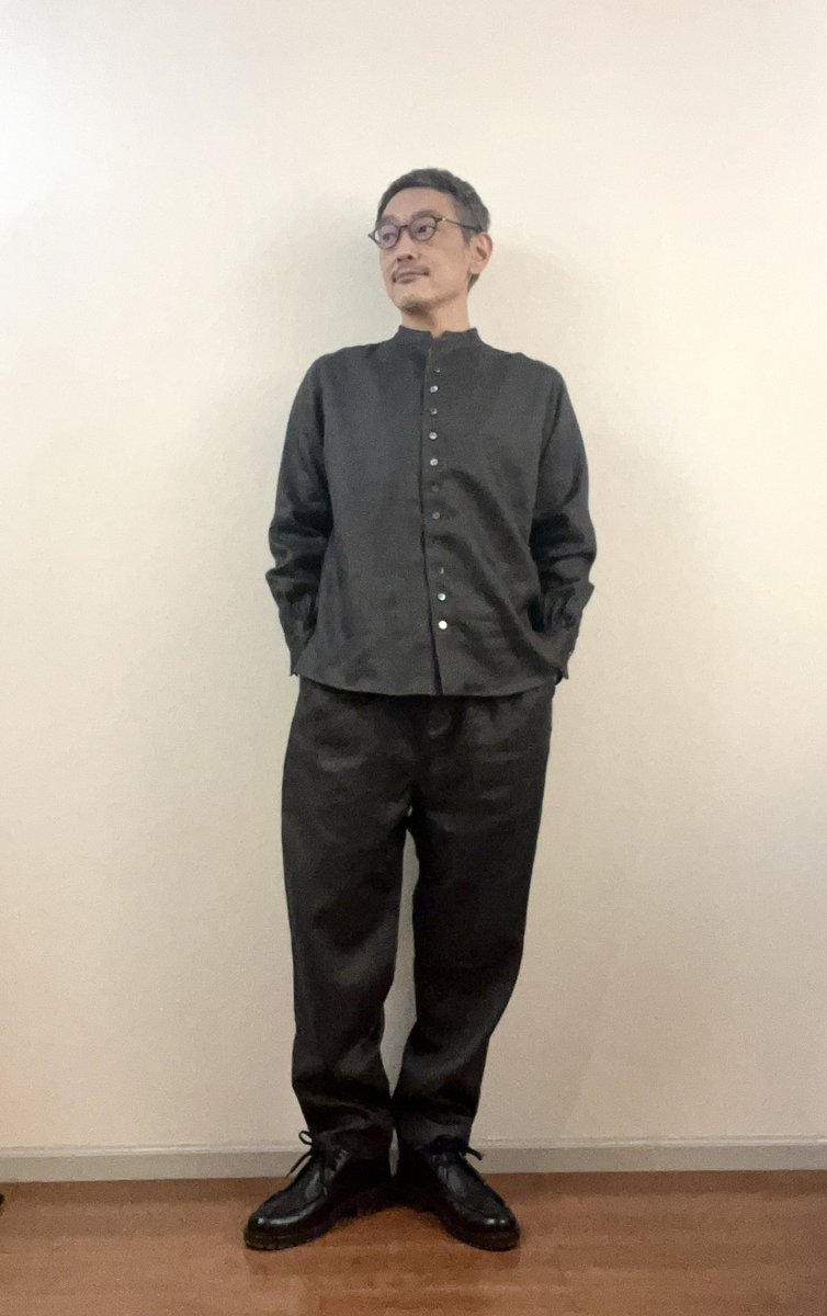 UchidaShusaku's tweet photo. お世話になってるお友達のモデルの青木さんがデザインしているお洋服をセットアップで買ってしまった!!ので宣伝しちゃう。
シャツもパンツも絶妙にキチっと感とリラックス感あってカッコいい…
滋賀のリネン生地も艶があって適度に厚みもあって凄く良い…
#huminaa
#フミナ
#青木沙織里 https://t.co/hqGjvwK8Zy