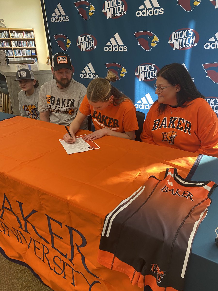 BakerWomensWR's tweet photo. ‼️SIGNED & OFFICIAL‼️ Maddy Arnold from Eudora KS made it official and is a BU Wildcat. She is a 2x State Qualfier so far and currently ranked #5 in 4A, working her way to the podium. She’ll be a Nursing major at BU and a key part of our incoming recruiting class #BakerTough ⬛️🟧 https://t.co/INuTlpiZxY