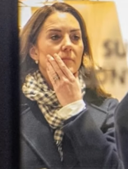 NWDisorder1111's tweet photo. Does that look like yet another band aid ... or a plaster, as they call it in the UK ... on her finger? 

What's up Kate and band aids? 

#KateWhatReallyHappened
#RoyalDeception
#AbolishTheMonarchy https://t.co/9msG6KTBJH