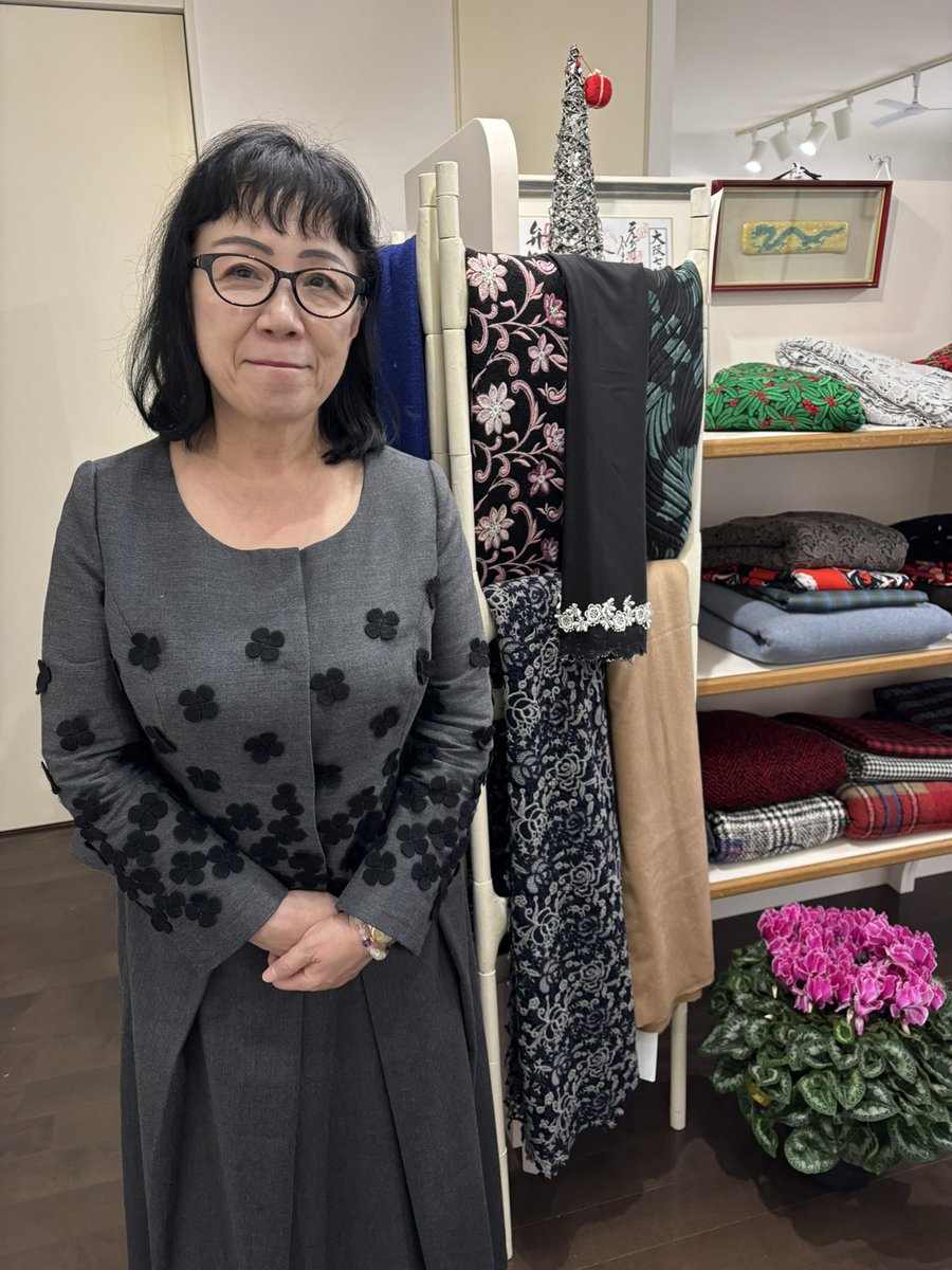 昨年は、子供の仕送りや学費で全く自分に使わずにいたから、お洋服大好きな私…ご褒美に作っちゃいました✨#チェック があまりにも可愛くて、一目惚れの生地で。 #デザイナー のわかさんに色々相談しながら、完成💖大切に着よう😊

#オートクチュール #ぷりんせす #オーダー #山下和賀 #福岡市