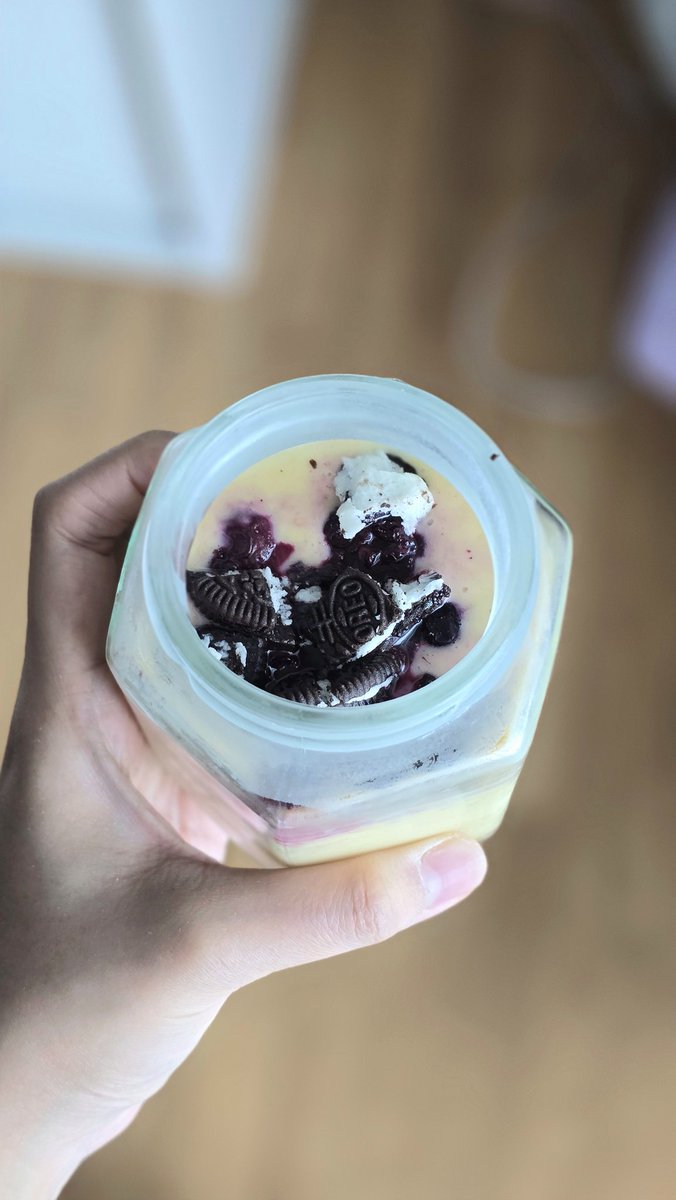 baimonxhealthy's tweet photo. ถ้าอยากกินของหวานตอนไดเอท ลองเอาเมนูนี้ไปทำดูค่า แคลต่ำ โปรตีนสูง ทำง่ายม้ากกกกก✨️

วัตถุดิบ
- กรีกโยเกิร์ต 150g
- โปรตีนผง 1 ซอง
- แครกเกอร์ 30g
- น้ำตาลหล่อฮังก๊วย 1 tsp
- ผลไม้ (แนะนำตระกูลเบอร์รี่) 

วิธีทำ
ขั้นตอนเตรียมชั้นกรีกโยเกิร์ต
1. ตักกรีกโยเกิร์ตออกมา 150 กรัม
2. เทผงโปรตีนลงไปปสมกับกรีกโยเกิร์ต

ขึ้นตอนทำ Parfait 
1. เตรียมฐานโดยบดแครกเกอร์ให้ละเอียด
2. จากนั้นเทกรีกโยเกิร์ตที่เตรียมไว้ตาม
3. ตักผลไม้ที่ชอบลงไป
แค่นี้ก็เสร็จแล้ววว ง่ายมากๆๆๆ🤍

Nutrition: ~450 kcal c43 p47 f10
*สารอาหารไม่รวมโอรีโอ้
ส่วนเมนูหน้าจะเป็นอะไรรอติดตามกันค่า🫶🏻🤍✨️