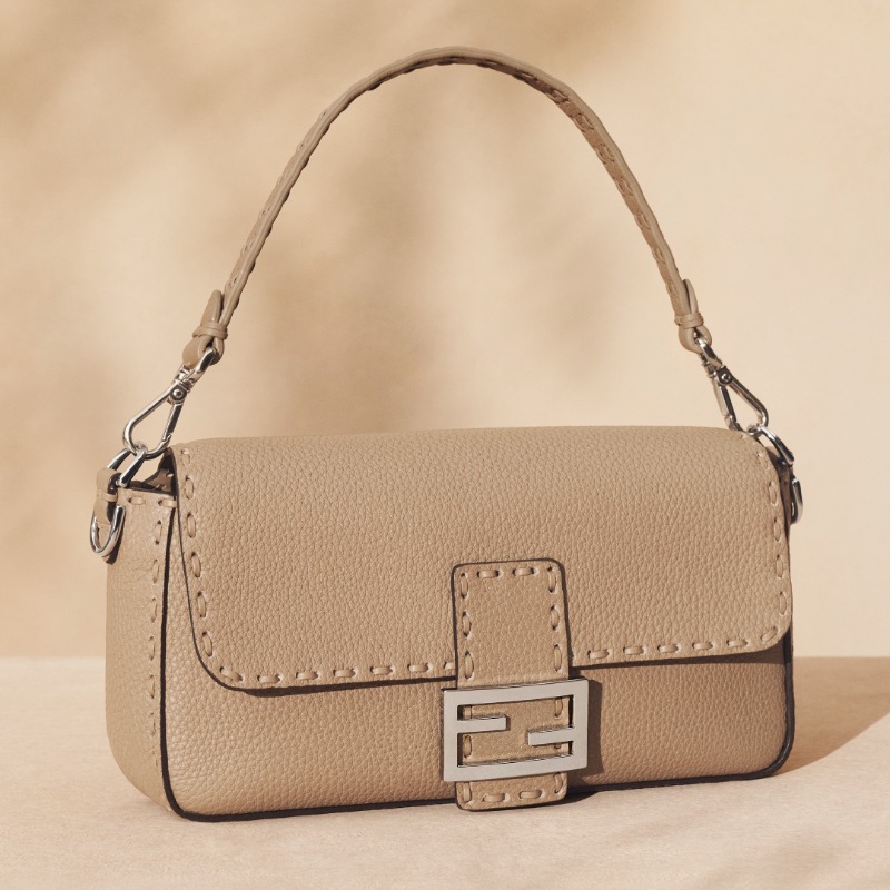 FENDI_JAPAN's tweet photo. 同色のマクロトップステッチ612本を手作業で施したアイコニックなバゲットバッグ。それはアイコニックなセレリアの職人技の表現。
天然のグレインが特徴的なダブグレー カーフレザーは、メタルフリーのなめし加工を施しています。#Fendi #Fendi25SS #Baguette #フェンディ #バゲット