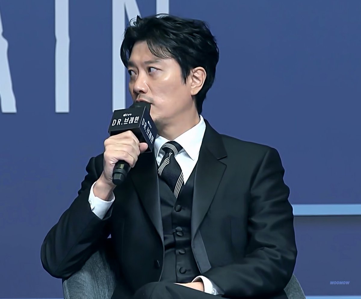 hourlyphs's tweet photo. #박희순 #ParkHeeSoon at #DrBrain press conference (2021). https://t.co/Tno0xFpgUh