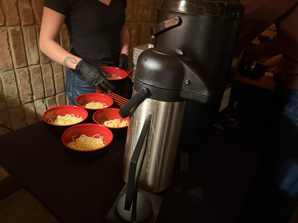 今日はJapan Club のディナー会ということで、シカゴにあるRamen Sanを貸し切ってパーティーを開催！さすがにラーメンの人気はかなり高く、40名近い参加で大盛況でした🍜🍜