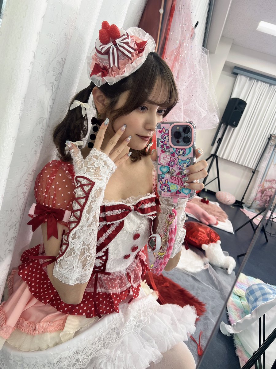 宿題チェキ撮影………の衣装を見せるフリしてスマホの可愛さをアピールし