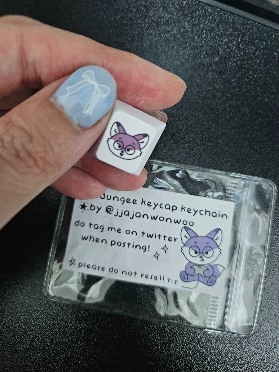 Lewyu's tweet photo. Had been really busy after svt con on 26th.

Am so grateful for the foxdungee keycap keychain from @jjajanwonwoo  ! Thank you for your effort in making this and sharing with us! 🥰 https://t.co/B9ARAWVdjR