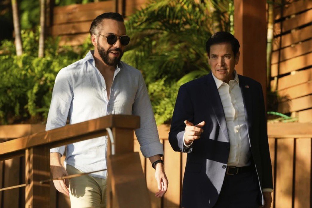 🇸🇻🇺🇸🇻🇪 | ACUERDO HISTÓRICO

El Secretario de Estado, Marco Rubio, confirma que Nayib Bukele ha ofrecido las megacárceles de El Salvador para recibir a inmigrantes ilegales peligrosos, incluidos miembros de la MS-13 y el Tren de Aragua.

Golpe frontal al crimen organizado.