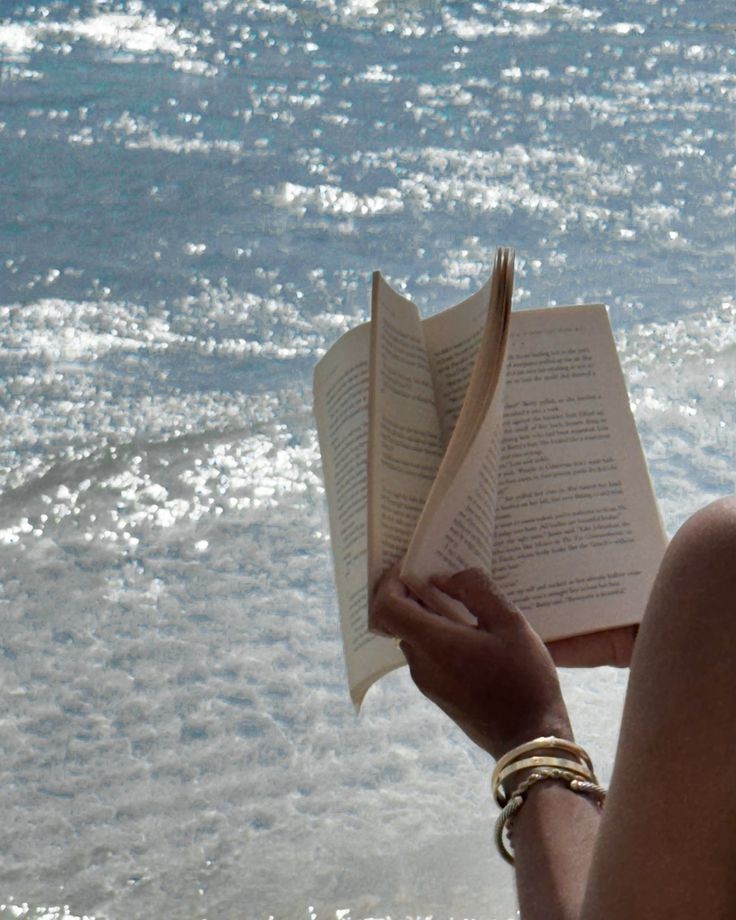 nessian_stan's tweet photo. 𓂃ೃ livros lidos em 2025.
           - a thread;
"A literatura para mim, é a possibilidade que eu tenho de sair de mim mesma, de indagar o mundo, de inventar um outro mundo e de apresentar a minha discordância com este mundo." 
      - Conceição Evaristo https://t.co/6qK7rXlKVj