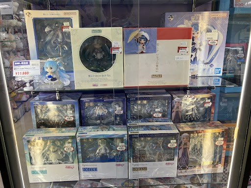 lashin_sapporo's tweet photo. 【✨札幌店/コーナー情報✨】
☃️#初音ミク #雪ミク コーナー完成しました☃️

初音ミク・雪ミクグッズの数は「過去最大」で展開中❗️
完成したコーナーはコチラ🔽🔽🔽
https://t.co/uNtmGdpxl4
#hatunemiku #雪まつり #さっぽろ雪まつり https://t.co/C9gGnxVhN1