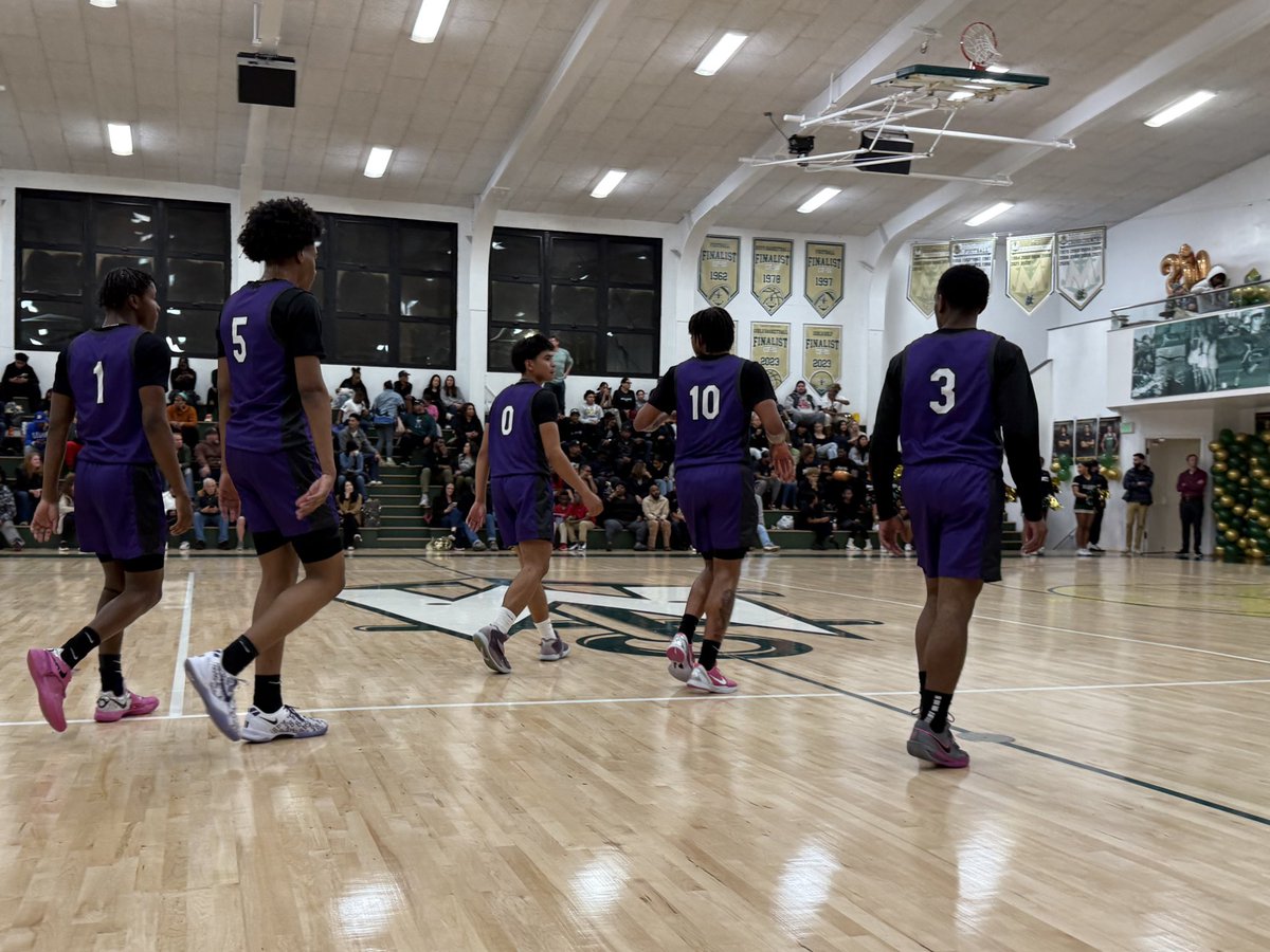 SAHS20Athletics's tweet photo. Halftime: Two quarters in the books with two more quarters to go in the regular season, St. Anthony is nursing a double digit lead at the break, 31-21 against St. Monica. 

Donovan Pitts of #SAHS lead all scorers with 11 points. Landon Collins leads #SMPHS with 9 points. https://t.co/ank7OTWgV9