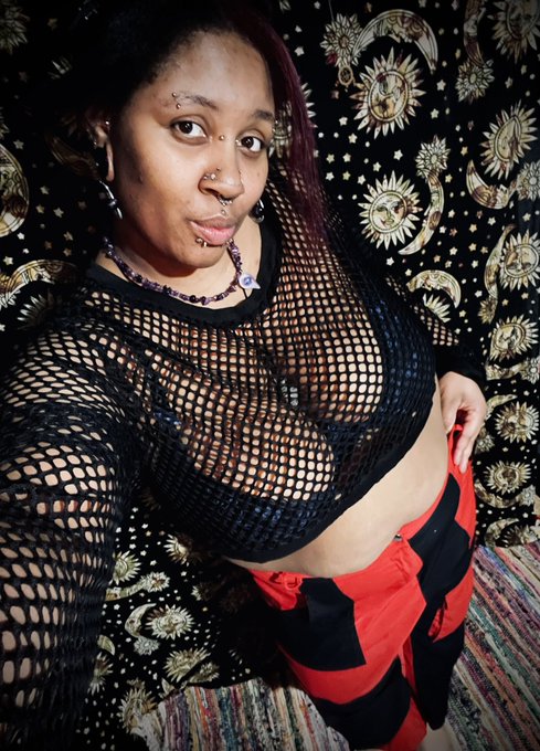ChloëxChanel - Who’s gonna give me some birthday 😋💦 this month?? ✖️ ✖️ #curvy #girlswithpiercings #gamergirls #plussizemodels #altblack #plussize #biglips #ebonycontent #altblack #blacknerd #alt #ebonybbw #gothgirl #belly #thicc #BlackWomen #bbw #ebony #belly #bigbelly https://t.co/eyOljn71f5