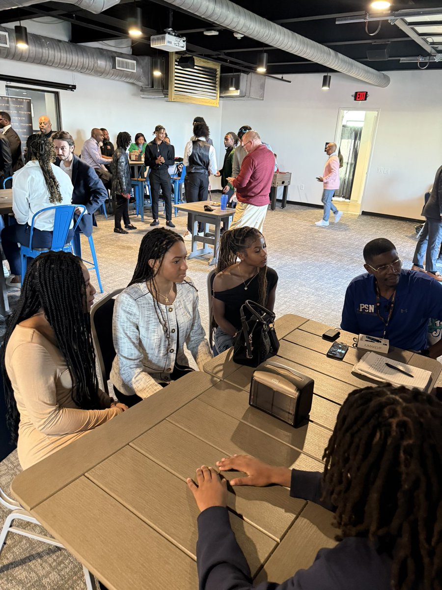 daculatf's tweet photo. DaculaTF strolled thru the first ever county track and field media day. 🎽
@jalialong07 @caitaywl @Faithokafor24 @NehemiahFrkln #AustinJugenheimer #DallasGuy @CoachWarnock4 @CoachE19141  @DaculaAthletics @DaculaHS https://t.co/5oAnZ8eyoO