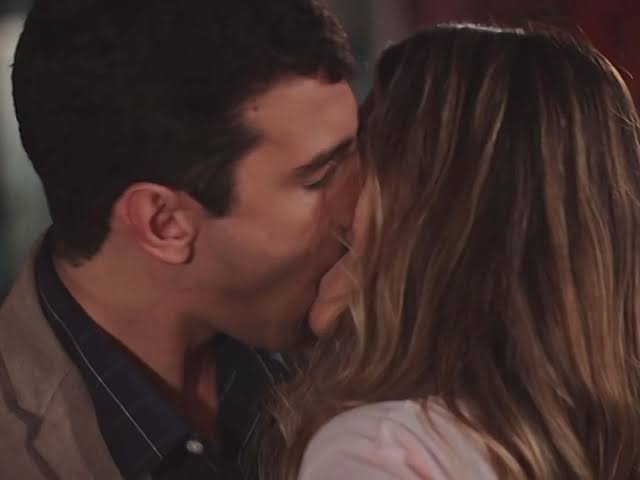 PietroMelim's tweet photo. Ainda quero ver um beijo de #ronia ❤️🍫 bem nesse estilo aí 😂😂😂
Posso dizer tranquilamente que meus otps beijam bonito,graças a Deus!
#garotadomomento ✨ #familiaétudo
#manrilo ❤️ https://t.co/2VVj393VdZ
