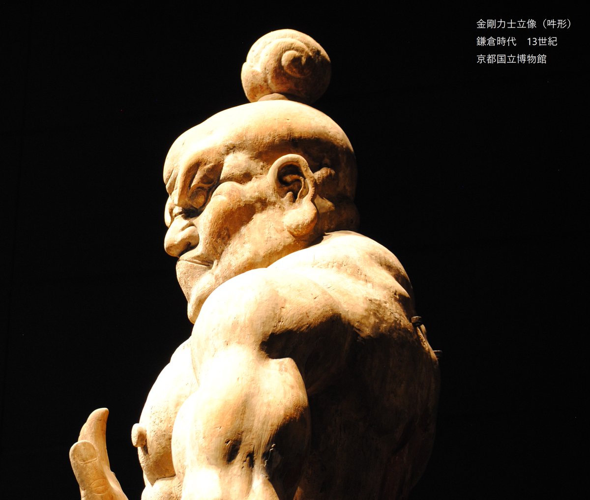 金剛力士像（仁王像）は、寺域を守護する仏像として、寺院表門の左右に