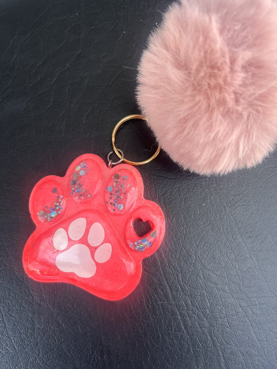 Hoy atendimos a este pequeño gatito lo llevamos a la clínica fue atendido y hace unas horas murió 💔 una herida muy grande para un bebé tan pequeño 💔