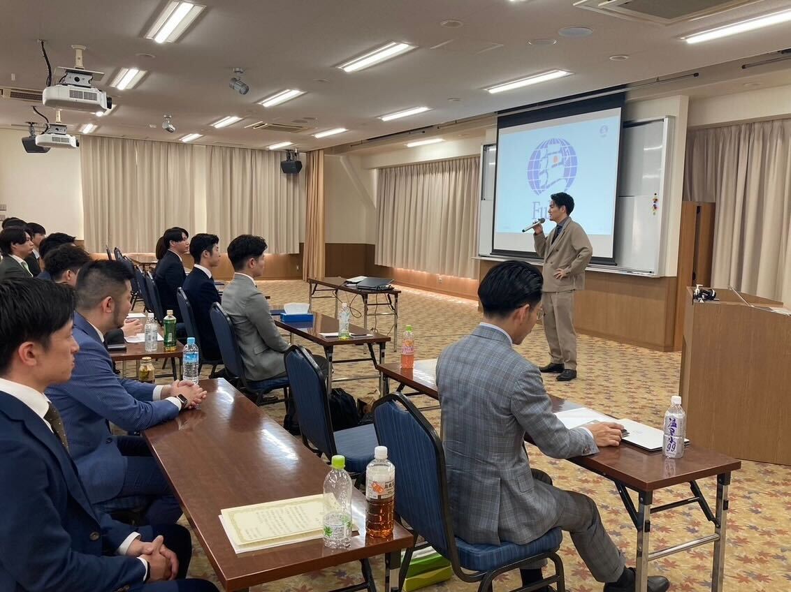 takanoshoki's tweet photo. 交流が増えてきたので、改めて自己紹介！
これを機に、いろんな方と繋がれたら嬉しいです🔥

🧑‍💼 高野昌器（しょうき）｜CEO & CHRO
🎂 誕生日：1995.10.23（29歳）
📍 出身：大阪府
📏 身長：177cm / ⚖ 体重：70kg
🏫 学歴：Fラン大学
💼 キャリア：施工管理 → 人材派遣営業 → 人材紹介・採用コンサル → 組織開発・経営
👨‍👩‍👧‍👦 家族：4児の父
💪 趣味：筋トレ / サウナ

📌 キャリアの始まり
19歳で学生結婚し、第一子が誕生。
学生時代はとにかくアルバイト漬けの毎日。
「就職は人生を左右する」と思い、本気で就活。

もともと ファッションが好きで、古着屋でアルバイトをしていたこともあり、ファッション業界を目指して繊維系商社を志望するが、面接を受ける中で「これは服じゃなく、仕事や」と違和感を感じ、営業職に興味を持つ。

どうせ新卒を使うなら、"普通"の会社じゃなく、「給与・福利厚生が良い会社」と考え、中堅建設会社へ施工管理として入社。

👉配属2日目で「辞めたい」と思う。

でも辞める根性もなく、辞め癖がつくのも怖くて、結局2年間勤務。
その後、「営業ができて、土日休めたら幸せになれる」と考え、人材派遣の営業へ転職するも、現実は違った。
条件とは違い、生活も苦しくなる一方。

「転職しても意味がない」と思い、本気で起業を考え始める。

ただ、現状に文句は言えても、自分で何かを生み出す力がない。
その瞬間、初めて「他責で生きてきた自分」に気づく。

この会社を選んだのも自分。入れる会社がここしかなかったのも自分。
「ならば、動くしかない。」と決意。

お金はなかったが、とにかく自己投資をしまくった。
読書、オンラインサロン、プログラミング、YouTube、SNS…
色々やったが、全くうまくいかなかった。

📌 転機
起業を決意して1年ほど経った頃、「人生ですごいと思う人に会いに行く」と決めてアポを入れる。
その最初のアポが、今お世話になっている代表だった。

高校時代にお世話になった方で、7年半ぶりの連絡。
ランチ → 夜の食事 → 起業相談と話が進み、その流れの中で言われた言葉。

「もう、一緒にやろう。」

正直、即答できなかった。
起業すると決めていたから。
でも、気づいた。

「起業がGOALじゃない。幸せになるための手段だ。」

📌 人材事業の立ち上げ
そう気づいた時、社内ベンチャーとして人材事業をゼロから立ち上げることを決意。
1人でスタートし、1年で6人体制へ。
さらに会社の幹部にもジョインし、組織課題に本気で向き合うことに。

同時に、とあるベンチャー企業で コーチングを提供しながら副業 をスタート。
そこでは、転職支援事業のリーダーを経験し、認知科学のコーチングを学び、実践で体現してきた。

その経験をもとに、自社では幹部会議の在り方を見直し、幹部合宿を企画。
結果、その期に200％の成長を実現。

📌 現在の活動
・50名規模の会社でCHROを担当
・2025年1月、事業を分社化し10名規模の代表取締役に就任

代表を務める会社では、
✔20代特化の人材紹介
✔MVV（ミッション・ビジョン・バリュー）設計
✔事業戦略設計
✔採用戦略設計・支援
までを一気通貫で提供。

もともと人材紹介事業だけだったが、それだけでは本質的な組織課題は解決できない。
企業の成長に本気でコミットするため、コーチング・組織開発の要素を取り入れ、採用・組織・事業の成長まで一貫支援するサービスを設計中。

今できることに全力を注ぎ、本気で変化を生み出すために、今は格安で提供中。
目の前の組織を変えることが、日本を変える一歩になる。だから、今日も全力でやる🔥