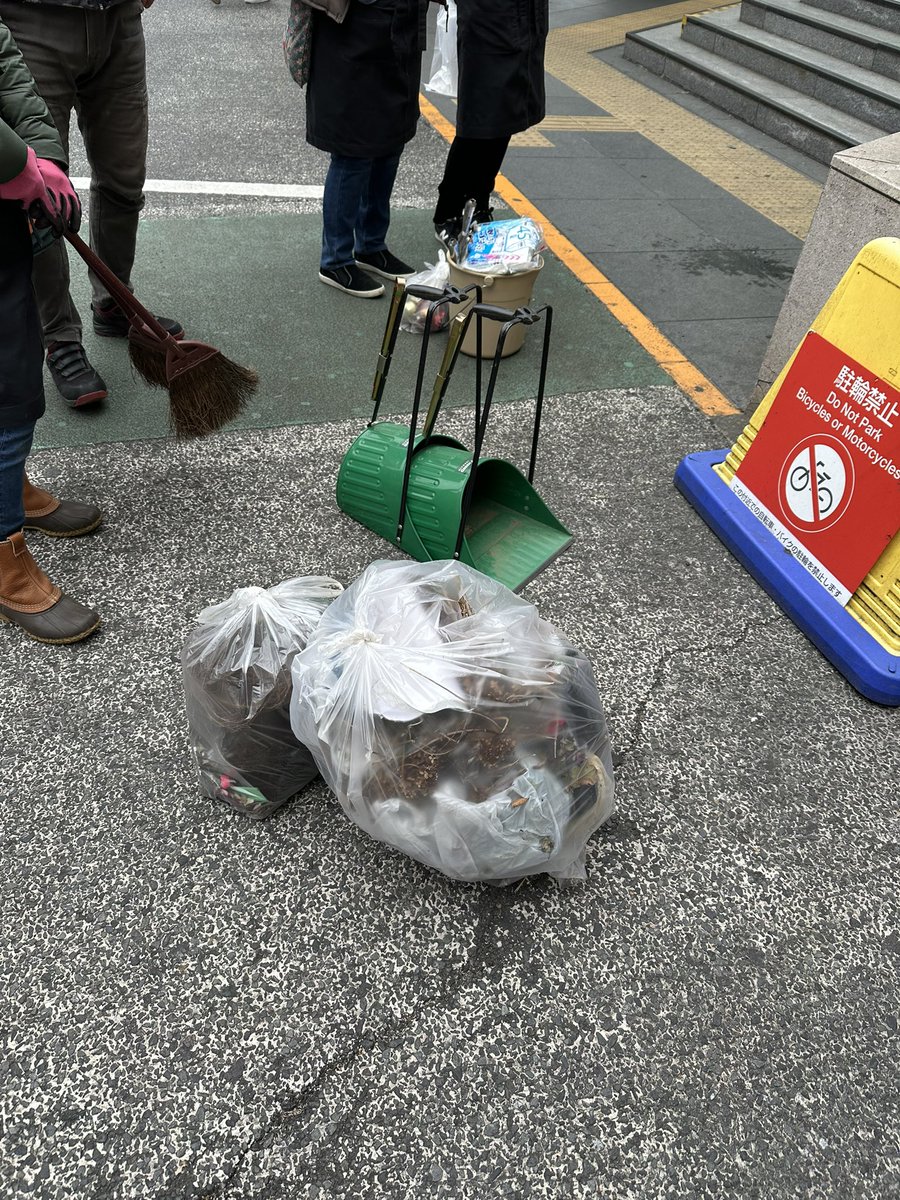 GreenHiyoshi's tweet photo. 今日は駅前花壇、プランターのメンテナンスデーでした https://t.co/mO0F3QGgTq