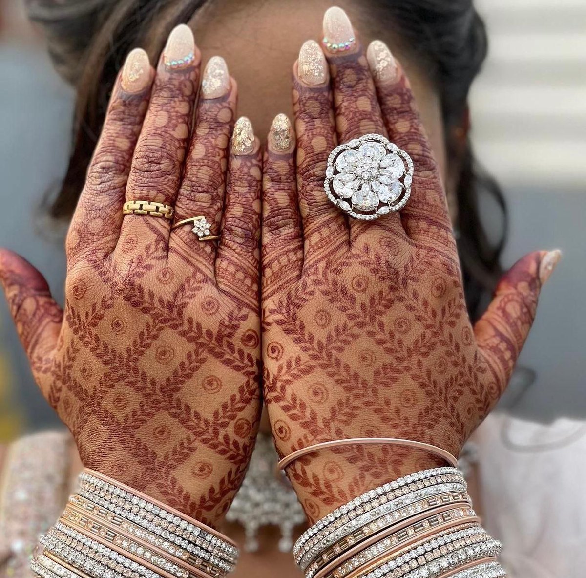 footfetishindia's tweet photo. #hand #hinna #fingers https://t.co/ubeKOCjsC1