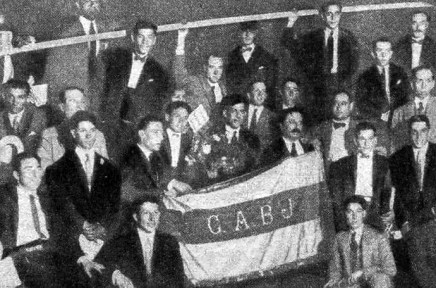 la12tuittera's tweet photo. 🔙#UnDiaComoHoy en 1925, el plantel de #Boca parte del Puerto de Buenos Aires hacia la GIRA HISTÓRICA por Europa, hoy se cumplen 100 años de este hito.

🇦🇷La Asociación NO tenía 'Selección Argentina' para enviar a Europa y fue el campeón reinante #BocaJuniors quien se ofreció a llevar la bandera del fútbol argentino por el mundo, donde el balompié uruguayo, máximo rival en ese momento, estaba en la cúspide por lograr los Juegos Olímpicos de 1924 y de este lado del río no se podía quedar atrás.

✅Esta gira no solo que impulsó al fútbol argentino en el mundo, sino que además consagró al Xeneize como el club más popular y admirado en el país y reconocido a nivel global.

🔎#Boca jugó en España (13 partidos), Alemania (5 partidos) y Francia (1 partido). Ganó 15, perdió 3 y empató el restante, convirtiendo 40 goles y recibiendo 16.

⑫ Durante todo el viaje el equipo fue acompañado por un hincha llamado Victoriano Caffarena, que financió parte de la gira y ayudó al plantel haciendo de masajista y utilero: fue reconocido como Jugador Número 12, designación que desde entonces se adoptaría para el hincha de #Boca.

📜En virtud de esta exitosa gira, la Asociación Argentina de Football, antecesora de la @AFA, decidió consagrar al club como Campeón de Honor en una resolución del 28 de julio de 1926.