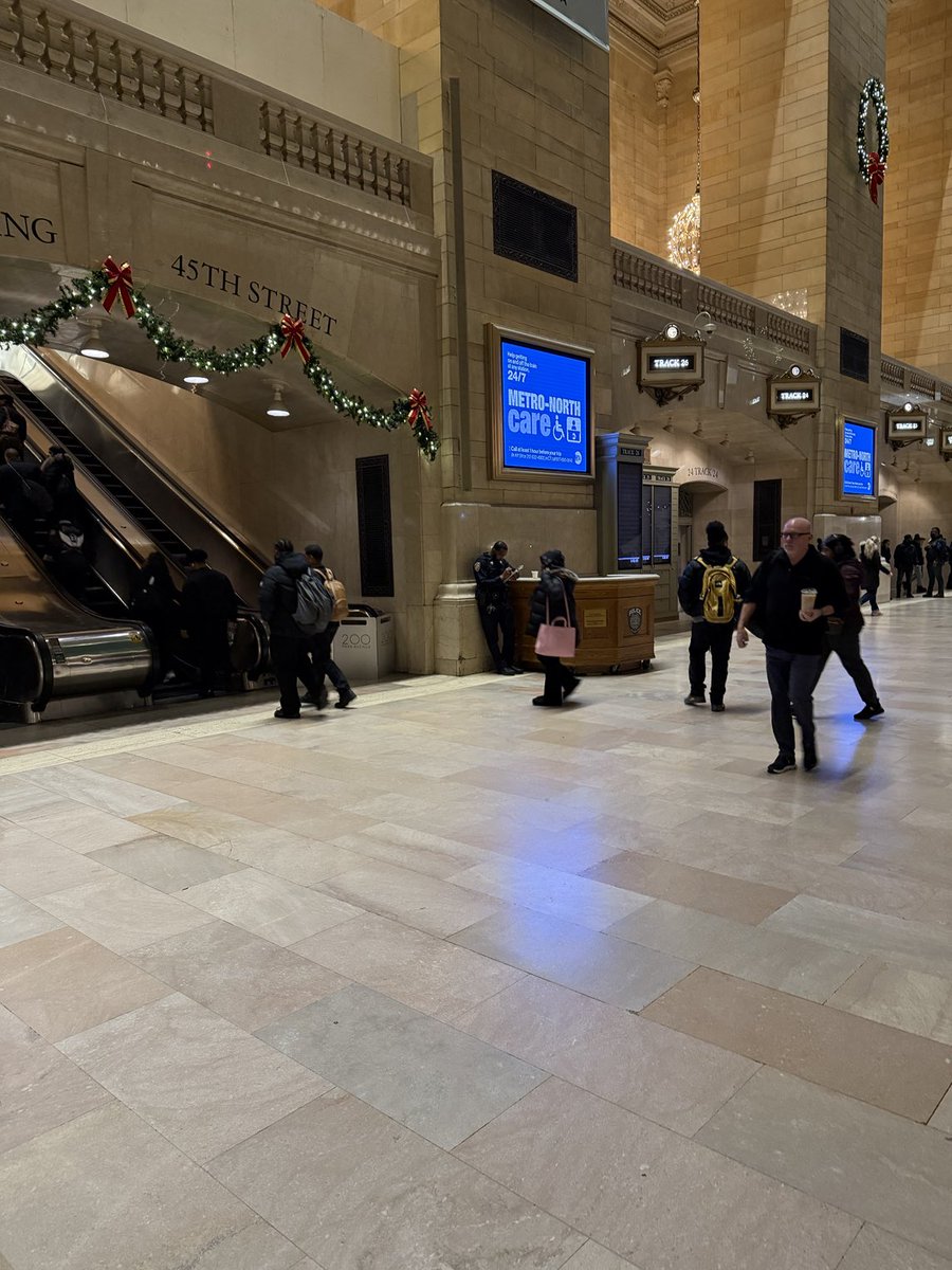 ⁦<a href="/NYPDPC/">Jessica S. Tisch</a>⁩ ..Police officer not paying attention to the safety of New Yorkers and himself at Grand Central Station..NY dumbest 😡😡😡😡