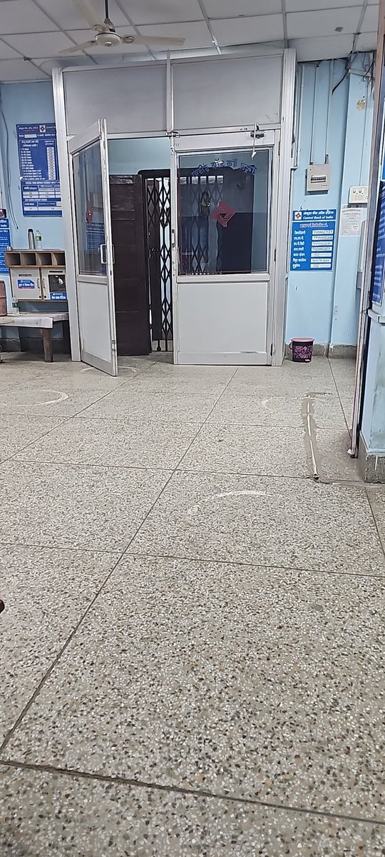 shadowgazer256's tweet photo. @centralbank_in zero road branch ,allahabad
 till 10 :12 no staff is present in bank except for guard and at 10 .28 they are putting attendance and accounting will start at 10.45 am 
Why is the bank  not working punctually and it's been happening for months now
Time management https://t.co/0wV0Uy1Sd9