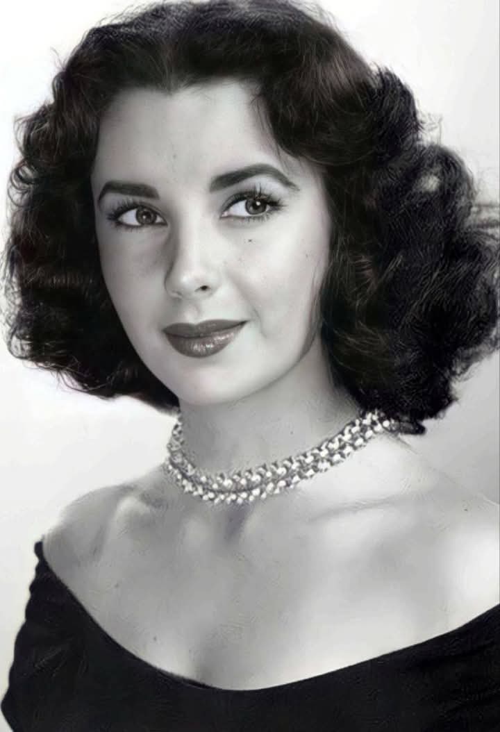 engraziz's tweet photo. Elizabeth Taylor 🥰💛 https://t.co/fgIgeZ532R