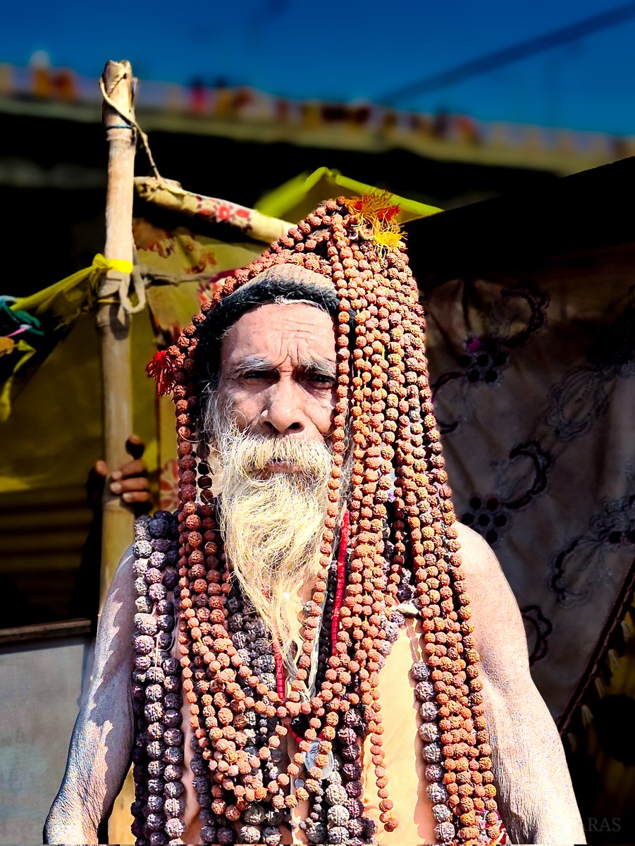 Ashubanaras's tweet photo. He owns nothing, yet he possesses the universe. He seeks nothing, yet he has found everything. The life of a Naga Sadh where silence speaks louder than words..!

 #Mahakumbh2025 #SadhusOfIndia #MysticIndia #KumbhMela #SanyasiWay #streetphotography https://t.co/sEHwPVRj4B