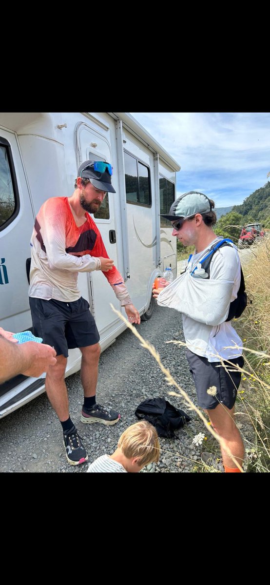 FrankDecorte's tweet image. Day 20 (73km) - 1938/3100km
The stops #KarelSabbe makes during the #FKT on #TeAraroa are that quick or on a difficult spot to get near that it's difficult for Jack to meet his father. Every meet&amp;amp;greet is a moment of fun for both.
Kobe, victim of the dogattack, is running again