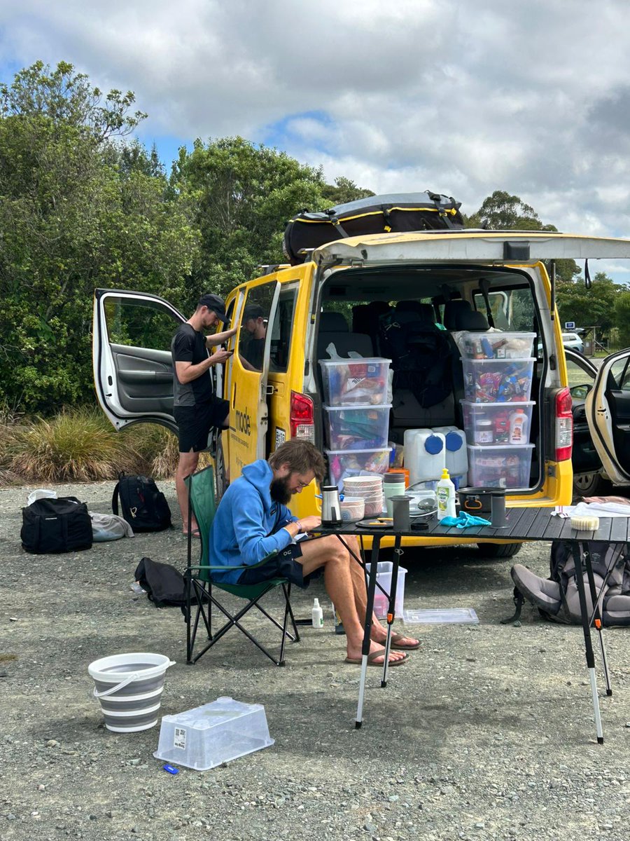 FrankDecorte's tweet image. Day 20 (73km) - 1938/3100km
The stops #KarelSabbe makes during the #FKT on #TeAraroa are that quick or on a difficult spot to get near that it's difficult for Jack to meet his father. Every meet&amp;amp;greet is a moment of fun for both.
Kobe, victim of the dogattack, is running again