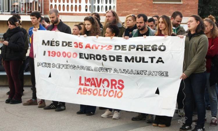 Coneixes el cas de Llavors Absolució? 
➡️1 desnonament
➡️21 encausades
➡️Més de 35 anys de presó i 190.000 euros.

T'ho expliquem 👇🏻