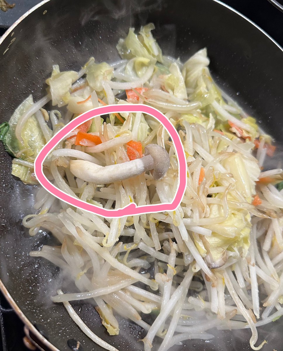kazz0909's tweet photo. いつも食べてる100円くらいのもやし野菜炒めセットにこんなに大きなキノコ?が!
なんかおみくじで大吉引いた気分。
今週末の東京遠征は楽しくなるぜ!
#シクロクロス東京
#SSCX
#MonsterFootRacing
#赤メガネ https://t.co/KbZfBZCBlG