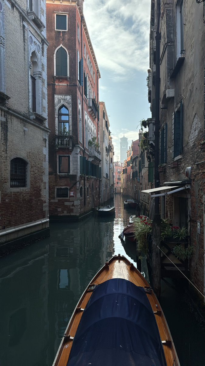 a6o0ofa_'s tweet photo. تفوتني مشاهدة العالم بطريقة عادية، لطالما بحثت عن الجوانب الشاعرية في كل الاشياء !♥️ 
Venice, Italy https://t.co/JgtJrNW9nm
