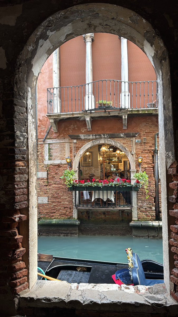 a6o0ofa_'s tweet photo. تفوتني مشاهدة العالم بطريقة عادية، لطالما بحثت عن الجوانب الشاعرية في كل الاشياء !♥️ 
Venice, Italy https://t.co/JgtJrNW9nm