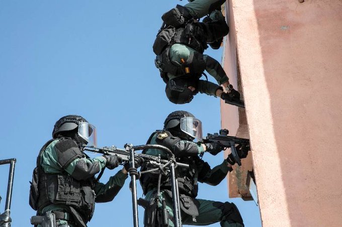 guardiacivil's tweet photo. «Celeritas et Subtilitas Patrio»

🥷 Detrás de éste lema se encuentran los mejores. Son nuestra #UEI, la unidad de élite de la @guardiacivil

🎯Su misión👉neutralizar el peligro y liberar a las víctimas con una intervención rápida, eficaz y segura.  

#UnidadEspecialIntervención https://t.co/svUUJVksuw