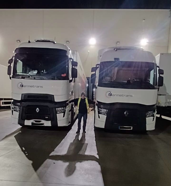Bermetrans1985's tweet photo. En Bermetrans Expres 1985, sabemos que el corazón de nuestra operación son nuestros conductores, y esta imagen lo dice todo. 💪🏼🔝 Nuestro equipo y nuestra flota están siempre listos para recorrer cada ruta con seguridad, eficiencia y profesionalismo.

#bermetrans #truck #renault https://t.co/QKdqn1EKse