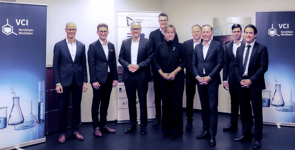 Mit Ministerin #MonaNeubaur haben wir uns über Bedeutung und notwendige Anforderungen einer (Transformations-)Infrastruktur für die Chemie- und Pharmaindustrie in #NRW ausgetauscht.

linkedin.com/posts/vci-nrw_…