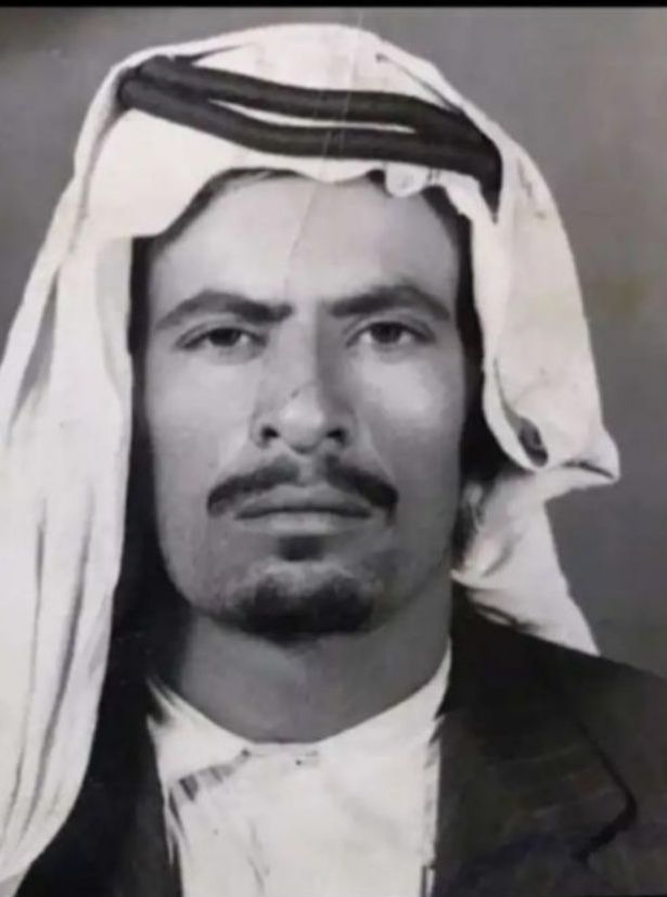 الوجيه الكريم السمح الراوية الثبت #عبدالكريم_بن_فالح_بن_حمود_السمحان- رحمه الله-
ولد #بالزلفي بعقلة (المنيزلة)عام١٣٤٣هـ - ونشأ في كنف ورعاية والديه في  عقلة #المنيزلة وقد حرصا والديه على تربيته التربية ا  لصالحة هو واخوته على التدين والاستقامة والصلاح والعفاف ،واعداده الاعداد