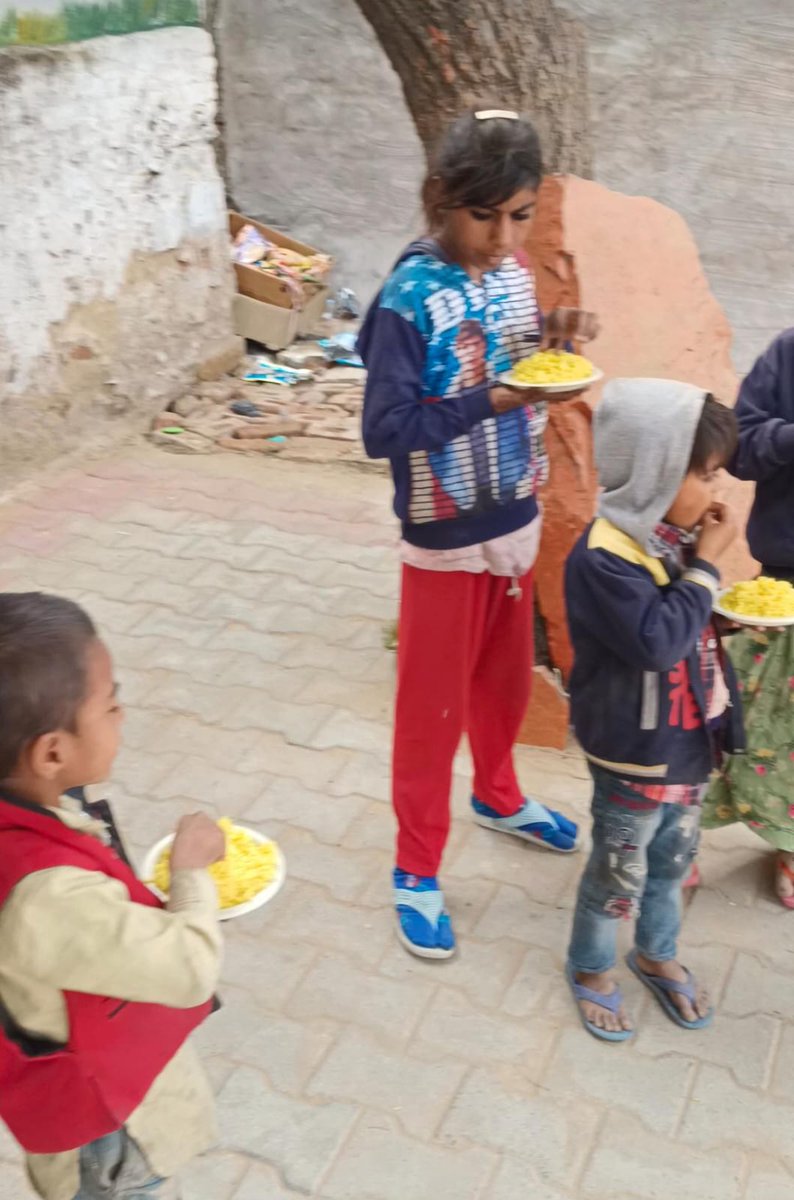 आज माँ की ममता पाठशाला में बच्चों को नाश्ते में नमकीन चावल परोसा गया। बच्चों की खुशी और उत्साह देखकर यह महसूस हुआ कि एक छोटी सी पहल भी उनके चेहरे पर मुस्कान ला सकती है।स्वस्थ और पोषित बचपन ही उज्ज्वल भविष्य की नींव है।
आप सभी के सहयोग और आशीर्वाद से यह प्रयास आगे भी जारी रहेगा।