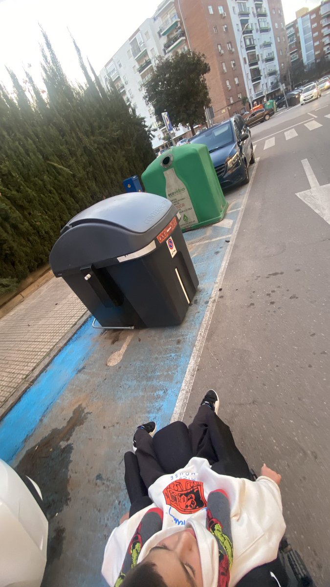 colaborayeray's tweet photo. Difícil de creer si no lo ves.2 contenedores en 2 plazas de movilidad reducida.Justo enfrente un centro de HABILITACIÓN FUNCIONAL Y
UN CENTRO MÉDICO.
@aytodebadajoz  podéis solucionarlo? https://t.co/ckRTEwPzeR