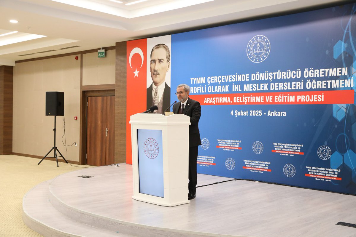 İlahiyat Fakültemiz [<a href="/auif1949/">Ankara Üniversitesi İlahiyat Fakültesi</a>] ve Din Öğretimi Genel Müdürlüğü [<a href="/meb_dinogretimi/">MEB Din Öğretimi Genel Müdürlüğü</a>] tarafından ortaklaşa düzenlenen ve Milli Egitim Bakanımız Sn Prof. Dr. Yusuf Tekin'in [<a href="/Yusuf__Tekin/">Yusuf Tekin</a>] teşrifleriyle gerçekleştirilen "Türkiye Yüzyılı Maarif Modeli Çerçevesinde Dönüştürücü Öğretmen