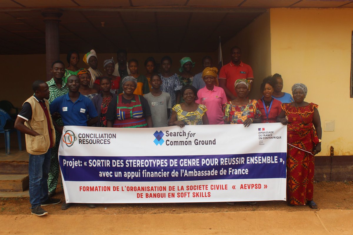 FranceBangui's tweet photo. 💬 Le 31 janvier, COPIL du projet FEF en RCA pour lutter contre les stéréotypes de genre 🌍
Avec @Conciliation Resources, @SFCG et nos partenaires locaux, on avance :
✅ Formation de 50 jeunes
✅ 575 sensibilisés
✅ 10 plans d'action
✅ 12 causeries &amp; +
 #Égalité #RCA #Inclusion https://t.co/yyD9qzavGq