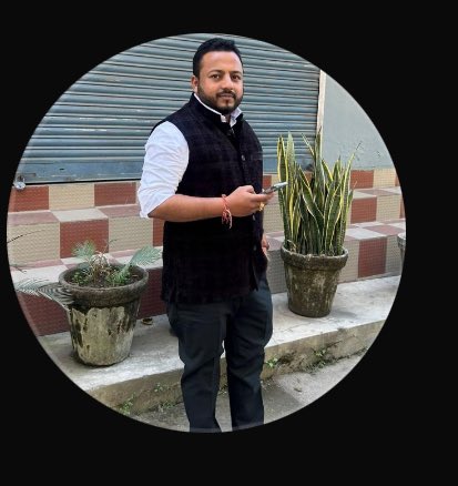 thedarshanjoshi's tweet photo. #StopMisuseOfLaw

मुझे सदर बाजार पुलिस स्टेशन, सहारनपुर (@saharanpurpol) के दो पुलिसकर्मियों राजेंद्र गिरी और संजीव कुमार से जो ट्रॉमा मिला है, उसके साथ जीना बहुत मुश्किल हो गया है। उन्होंने मुझे मेरी डॉक्टर द्वारा बताई गई दवाएँ तक नहीं दीं, और जब मैं झूठे मानहानि के केस में @rockstaraastha द्वारा गलत तरीके से फंसाए जाने के बाद ज़मानत पर रिहा हुआ, तो उन्होंने मुझे ग़ैरक़ानूनी रूप से हिरासत में रखा, प्रताड़ित किया, अपमानित किया और आत्महत्या करने के लिए उकसाया, वो भी SSP सहारनपुर के आदेश पर।

मुझे अफ़सोस है कि @Uppolice @dgup क़ानून लागू करने वाली एजेंसी इतनी गिर चुकी है कि उसने इस तरह के अत्याचार की अनुमति दी। हेड कॉन्स्टेबल ने आस्था शर्मा और अंजू कमल शर्मा को बुलाया, एक और झूठा केस गढ़ा, और मुझे सहारनपुर में झूठे केस में फँसाकर जेल में डाल दिया। इसके बाद, @punjabkesari द्वारा उत्तर प्रदेश केसरी में मेरे खिलाफ़ झूठा मानहानिकारक प्रेस नोट छापा गया।

ये लोग इस हनी ट्रैपिंग करने वाले अपराधी परिवार को बचा रहे हैं क्योंकि इनके संबंध अरविंद शर्मा, संजय शर्मा और कुलदीप धमीजा से हैं। शुरू में, एडवोकेट प्रदीप मित्तल भी इस साजिश में शामिल थे, लेकिन जब उन्हें मेरी निर्दोषता का अहसास हुआ, तो उन्होंने अपना समर्थन वापस ले लिया।

और कितने लोगों की ज़िंदगियाँ इस तरह बर्बाद होंगी? कितने और आत्महत्याएँ होंगी, जैसे अतुल सुभाष, पंकज खुराना और नितिन पाधिया?

यूपी के पत्रकारों, @DeepikaBhardwaj, @EkaamNyaay, @Realsiff को टैग कर रहा हूँ।