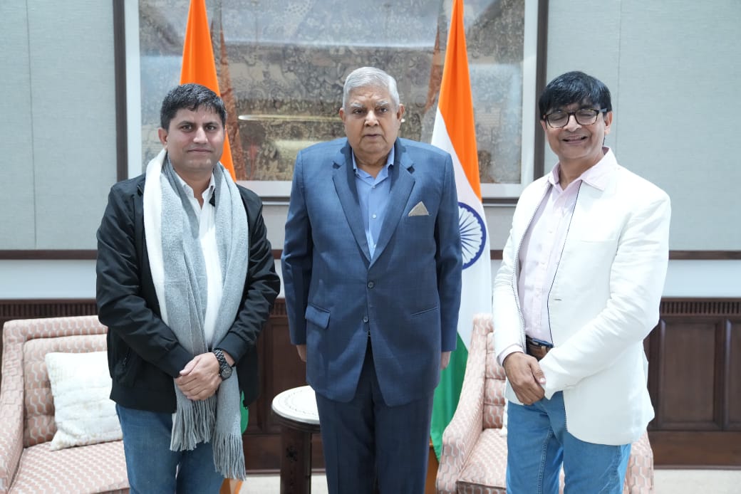FiftyVillagers_'s tweet photo. फिफ्टी विलेजर्स के लिए गर्व का क्षण! डॉ. भरत सारण और डॉ कमलेश चंद्र ने भारत के माननीय उपराष्ट्रपति श्री जगदीप धनखड़ जी से मुलाकात की। यह शिक्षा के माध्यम से देश को सशक्त बनाने की हमारी यात्रा में एक और महत्वपूर्ण मील का पत्थर है। हम सब मिलकर एक उज्जवल भविष्य की ओर बढ़ रहे हैं!🇮🇳 https://t.co/If9XJff0W6