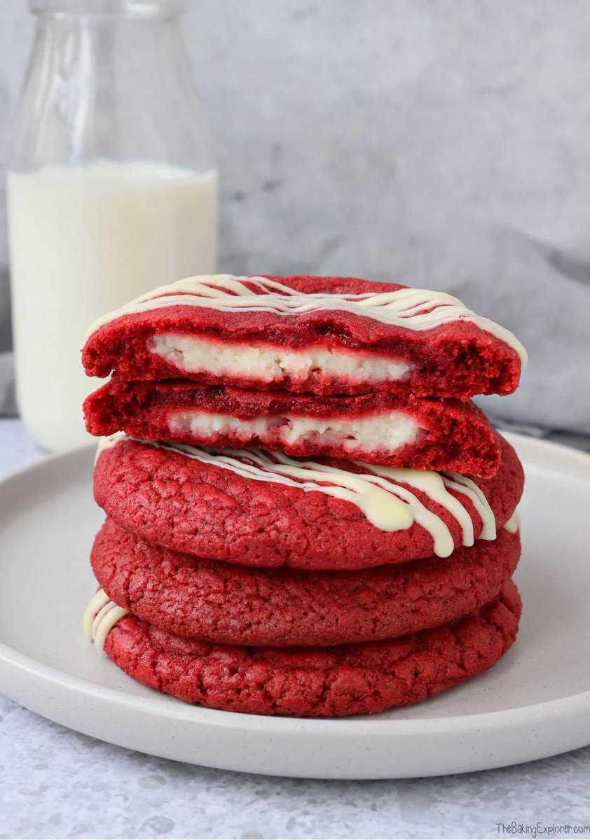 These Cheesecake Stuffed Red Velvet Cookies are so yummy with a tasty filling! They’re easy to make too, and so bright and colourful! Get the recipe here: buff.ly/3HK5h8H